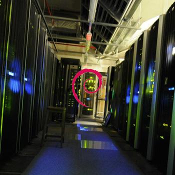 Debian Wallpaper server room