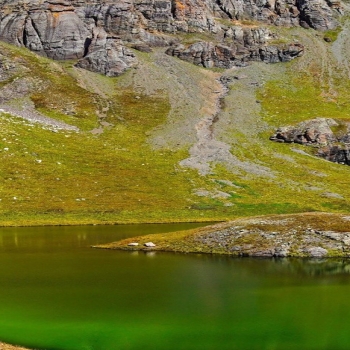 Alpine cliff rocky lake landscape Alpine_cliff_rocky_lake_la