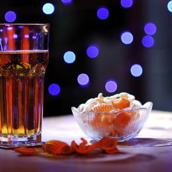 beer glass chips-Food HD Wallpaper