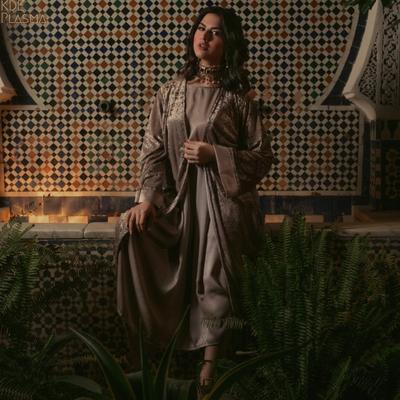 KDE Plasma Woman Wearing Ancient Bronze Dress Wallpaper - KDE Store