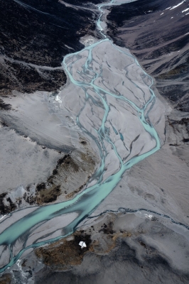 Fast shallow river fluids in rough mounts HD WALL